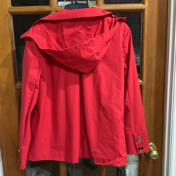 Nice raincoat!! - Picture 4 of 5